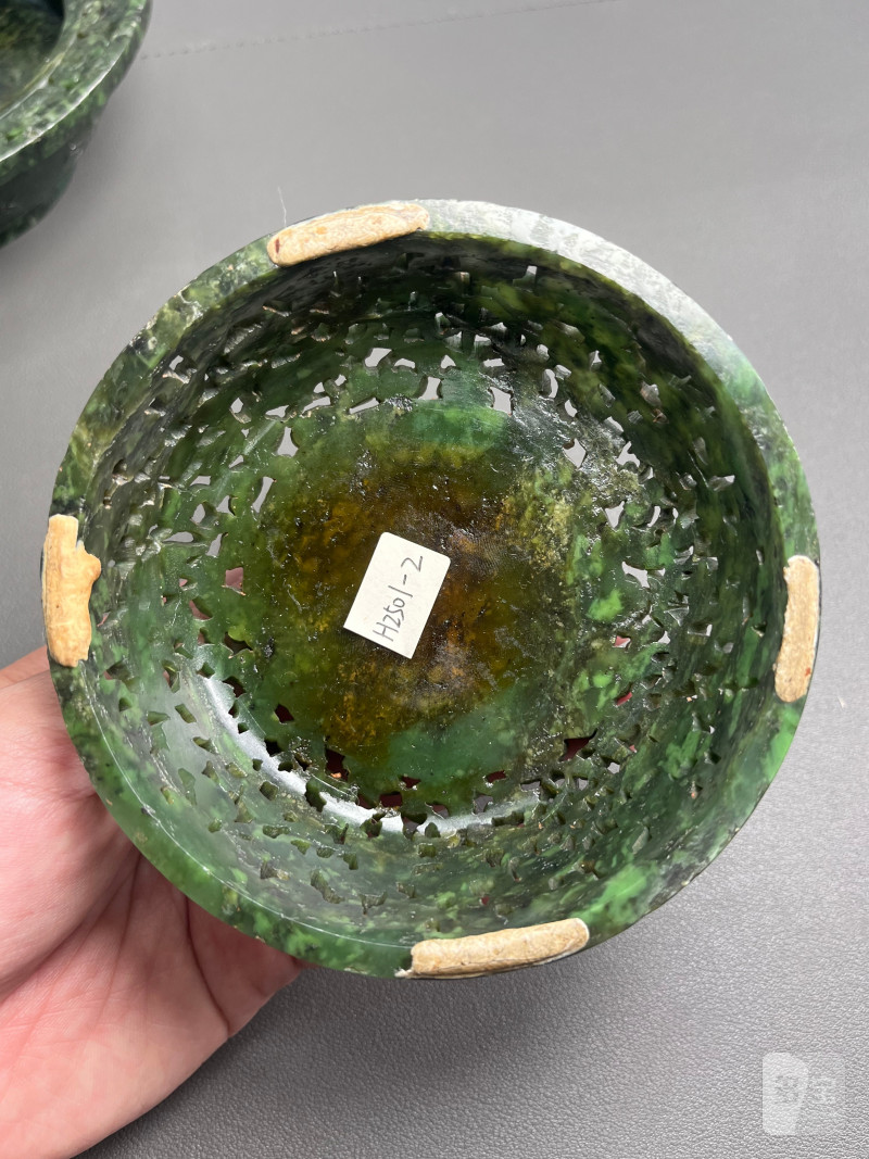 清乾隆  碧玉饕餮纹折沿熏炉（带木座） - 图11